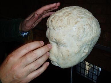 Exploració tàctil d'un bust romà